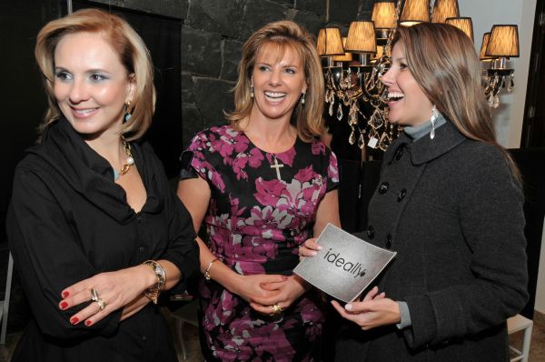 Elizabeth Bianco e Soraya Ribas com a arquiteta Flávia Caldeira (à dir.)no coquetel da Ideally Iluminação, nesta segunda-feira | Gerson Lima