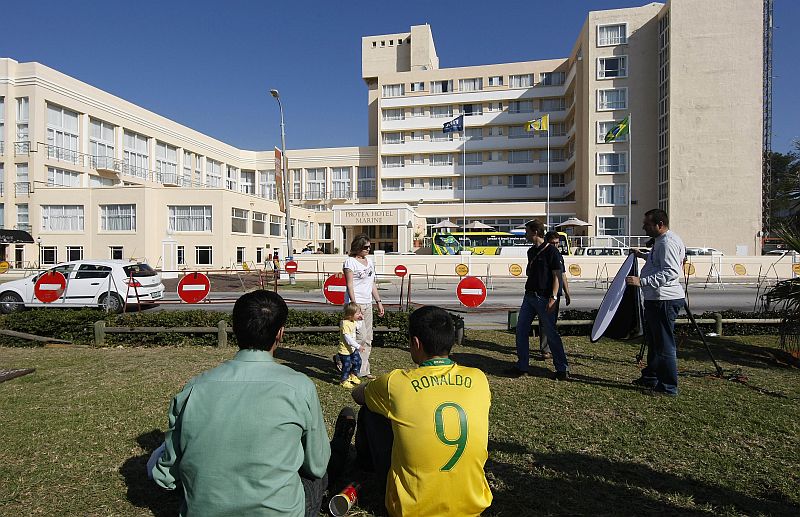 Torcedores fazem plantão em frente ao hotel para despedida da seleção brasileira de Porto Elizabeth | Valterci Santos / Agência de Notícias Gazeta do Povo