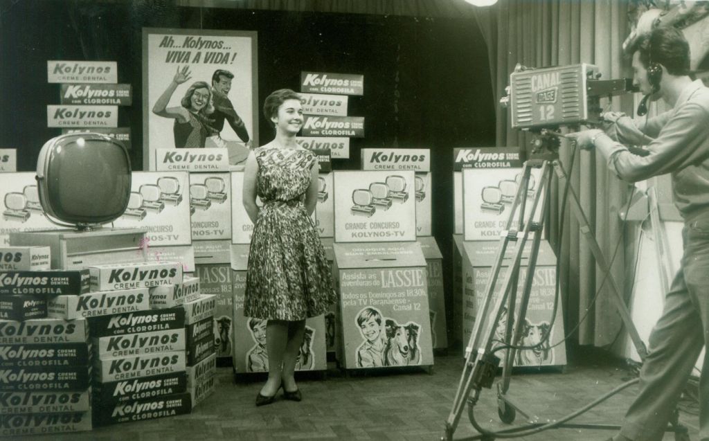 Comercial do programa Agarre o Que Puder, da Kolynos, apresentado por Rosemari Naumes, no Canal 12, em 1965 | Acervo Renato Mazanek/Divulgação.