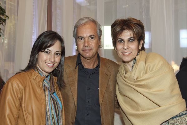 O badalado fotógrafo paulistano Tuca Reinés com Monique Kahale (à esq.), do Balaroti Design, e Dania Pereira, gerente de marketing corporativo da Docol, no evento em que deu palestra sobre a relação entre arquitetura e fotografia, nesta terça-feira no Central Hall | Diego Pisante