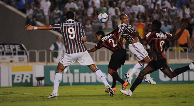 Renegado no São Paulo, Washington recebeu dois passes de Conca e aproveitou | 