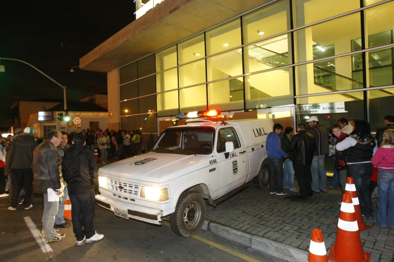 A Polícia Militar isolou a área para a retirada do corpo. Polícia desconfia que dupla que cometeu o crime assaltou um taxista pouco tempo depois | Marcelo Elias/ Gazeta do Povo
