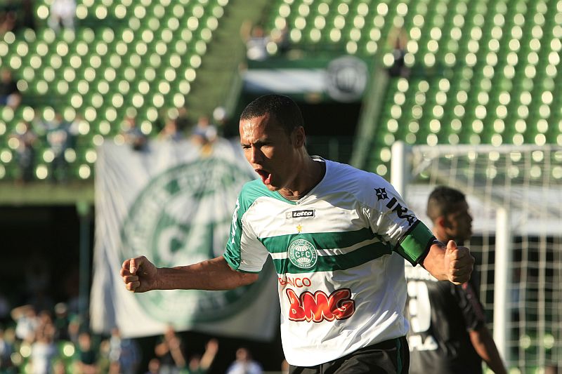 Jéci deve ostentar novamente a tarja do capitão no próximo sábado frente ao Sport | Antonio Costa / Agência de Notícias Gazeta do Povo