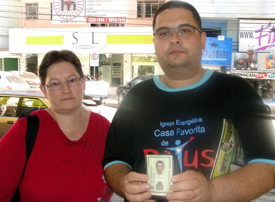 Ivanilde e Alex Sandro, esposa e filho da vítima, dizem que vão processar o hospital | Luiz Carlos da Cruz / Gazeta do Povo