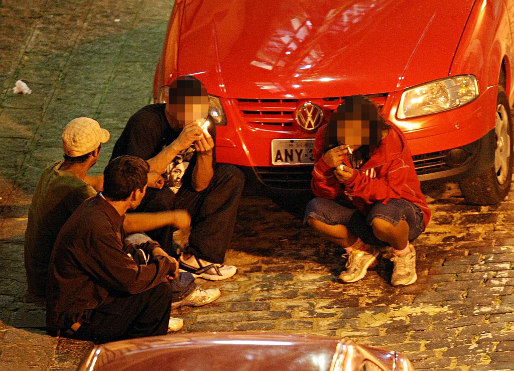 Áreas de sombra como a Rua São Francisco, no Centro Histórico de Curitiba, são redutos de traficantes e usuários de crack | Albari Rosa / Gazeta do Povo