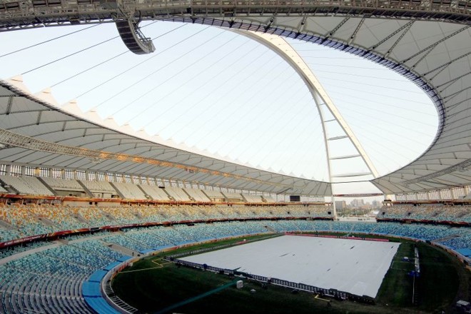Para seguir atraindo visitantes após a Copa, Estádio Moses Mabhida tem visão panorâmica de Durban e terá bungee jump: será que resolve? | 