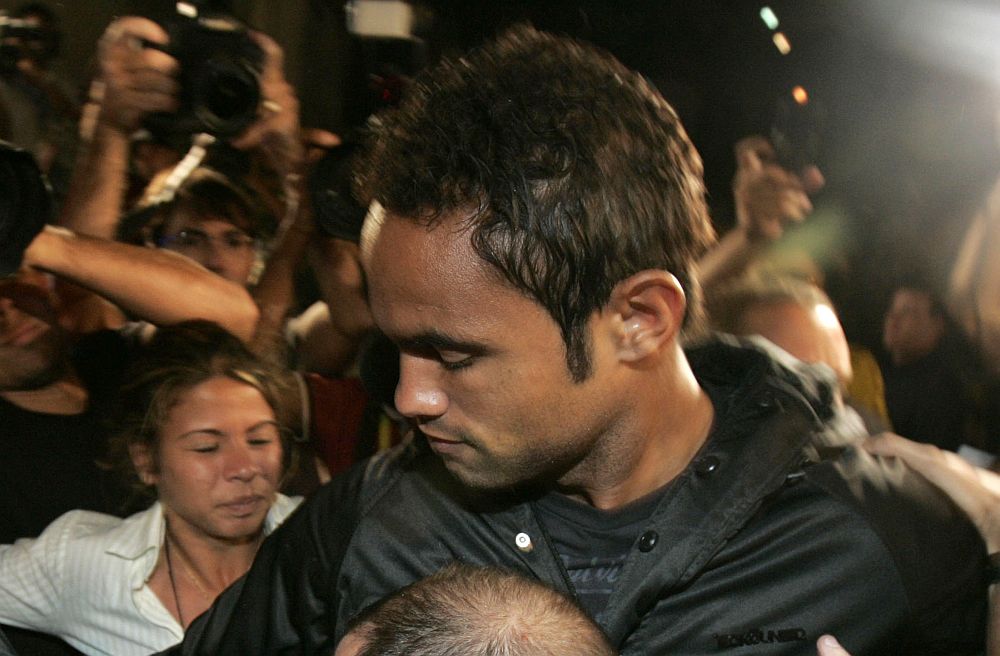 Goleiro foi vaiado ao chegar a Divisão de Homicídios do Rio. Foram ouvidos gritos de "assassino" na multidão | Luiza Garcia / Reuters