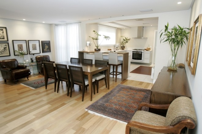 ... e integrou as salas de jantar e estar com a cozinha americana |