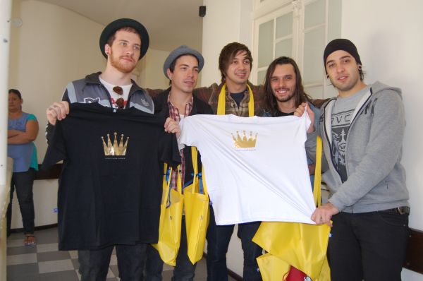 A banda paulista NX Zero visitou na tarde deste domingo o Hospital Pequeno Príncipe antes do show que fez na cidade, à noite. Diego Ferrero, Leandro Rocha, Daniel Weksler, Conrado Grandino e Filipe Ricardo permaneceram cerca de uma hora em contato com as crianças e adolescentes internados na unidade pediátrica, posaram para fotos, deram autógrafos e algumas palhinhas para os fãs acamados. No final da visita, ganharam as camisetas da campanha Nobre é Contribuir. Bravo! | Géssica Elen