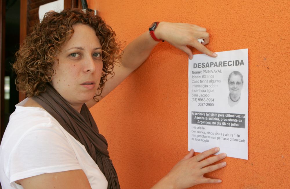 Shikma Peles Alfsi, sobrinha de Pnina, procurou a tia em hospitais e está distribuindo panfletos na região de Foz | Christian Rizzi/Gazeta do Povo