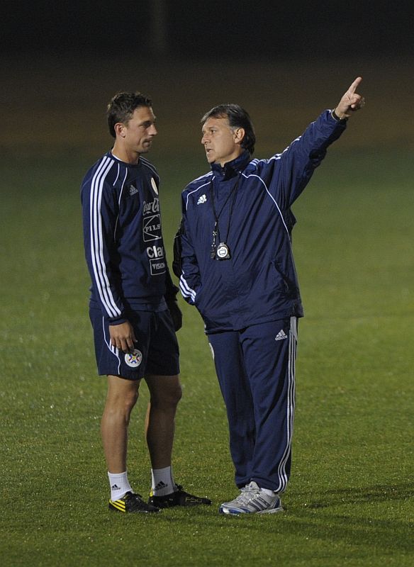 Gerardo Martino, técnico do Paraguai, em conversa com o meia Santana: guaranis reconhecem superioridade espanhola, mas não temem o adversário | Juan Mabrota/ AFP