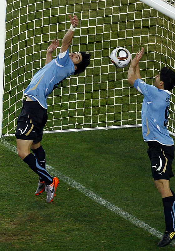 O atacante uruguaio Suárez evita com a mão o gol de Gana no último minuto da prorrogação. Era a última saída para a Celeste. E funcionou. Os africanos erraram o pênalti | Brian Snyder Reuters