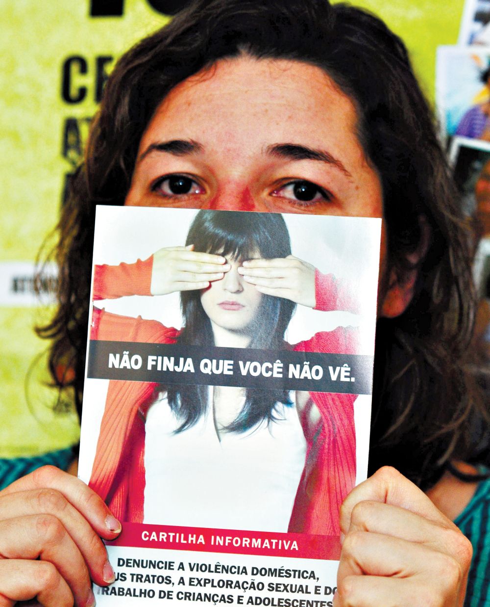 Nos últimos quatro anos, vivi um terror ao lado do meu marido. Agora dei um basta ao abuso, Ana (*), 33 anos, vítima de violência doméstica. Ela segura um folheto da campanha nacional que estimula as mulheres a denunciar casos de agressão | Marcos Labanca