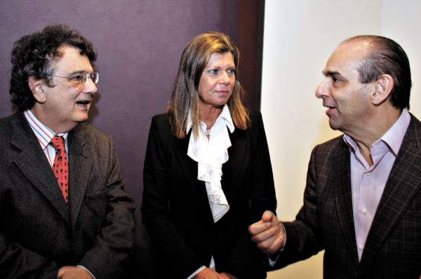 O crítico de arte Olívio Tavares de Araújo (à esq.) com a pró-reitora de Extensão da Universidade Posito, Fany Durães, e o marchand Waldir Simões de Assis Filho. Araújo deu uma palestra na quinta-feira na galeria de Simões sobre as obras da exposição Cor e Forma II ,inaugurada no último dia 22 | Mauro Campos