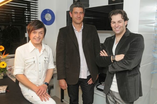 O arquiteto e presidente da AsBEA-PR, Gustavo Pinto (ao centro), com seu colega Luiz Maganhoto (à esq.) e o designer Daniel Casagrande, que receberam para coquetel nesta quinta-feira. O motivo era a comemoração do primeiro ano da grande reforma do escritório da dupla, que está em vias de se filiar à regional Paraná da Associação Brasileira dos Escritórios de Arquitetura |