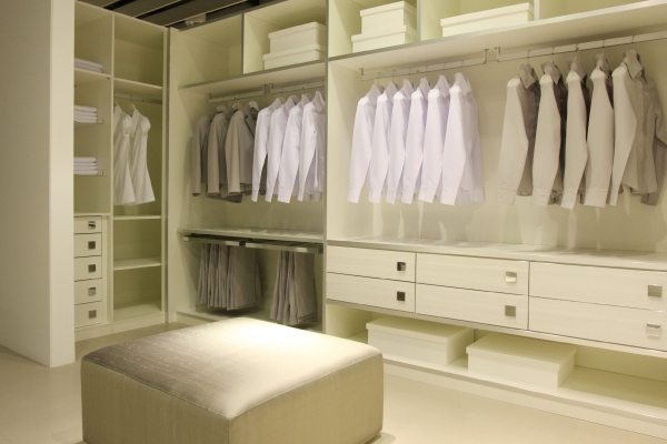 Espaço da Dell Anno: cabides organizam o ambiente compartilhado pelo casal | Divulgação/Fabiano Masotti