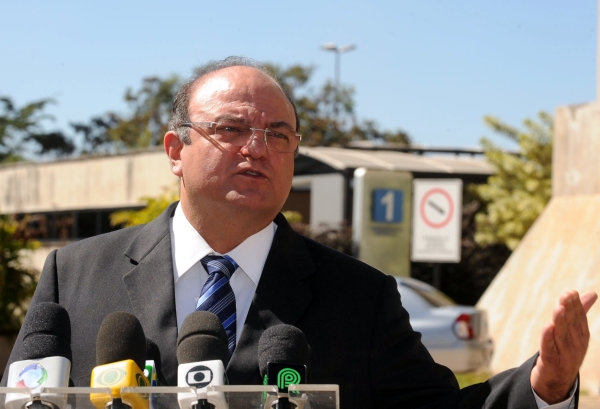 Aliás...Os candidatos já estão postos: Henrique Eduardo Alves (RN), caso o PMDB eleja a maior bancada, e Cândido Vaccarezza (SP, foto), se o PT for o vencedor. O líder do PMDB, Henrique Alves, considera que o partido sairá na frente, elegendo de 95 a 100 deputados. As eleições de 2006 elevaram o PMDB à posição de maior partido, com 89 deputados. Com o troca-troca de legendas, a bancada tem hoje 90 parlamentares na Câmara, o que o mantém na condição de maior partido. No PT, a intenção é aumentar a bancada atual de 79 deputados com mais 10 ou 15 eleitos | Wilson Dias/ABr