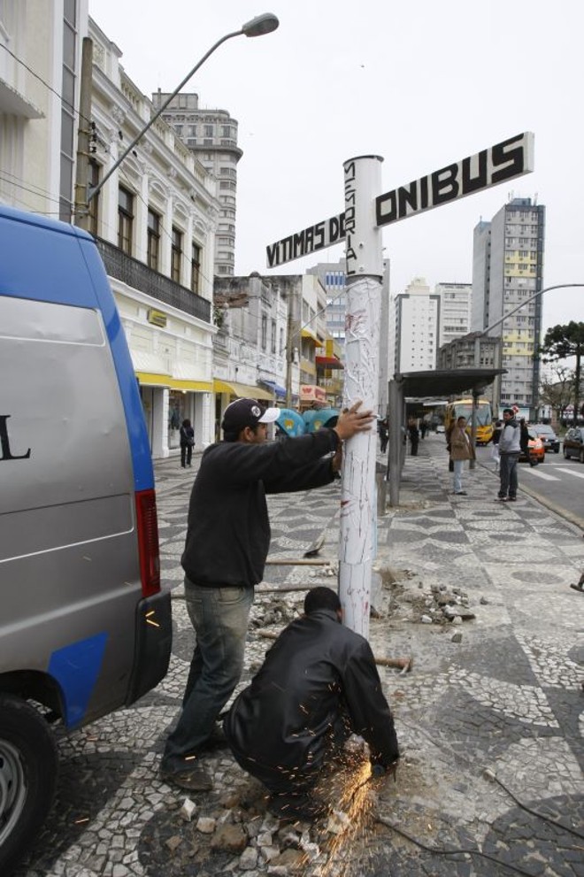 Equipe de manutenção da Clear Channel, empresa responsável pelo mobiliário, retirou o poste na manhã desta quarta-feira | 