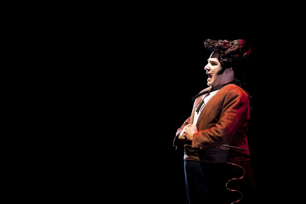 Fígaro: pândego da ópera de Rossini é um barbeiro sabe-tudo que ajuda a união entre Rosina e o Conde DAlmaviva | Divulgação