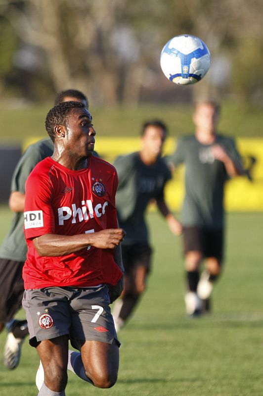 Guerrón ainda depende de registro no BID da CBF, mas mostrou, contra o Camboriú, que tem condições de estrear no sábado, diante do Fluminense | Daniel Castellano/Gazeta do Povo
