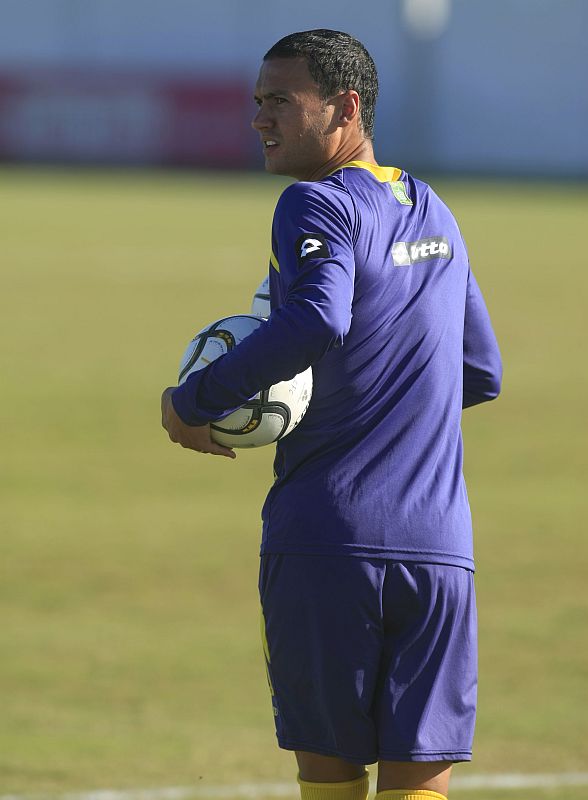 O zagueiro Jéci tenta passar tranquilidade para o estreante lateral Dênis | Antonio Costa/ Gazeta do Povo