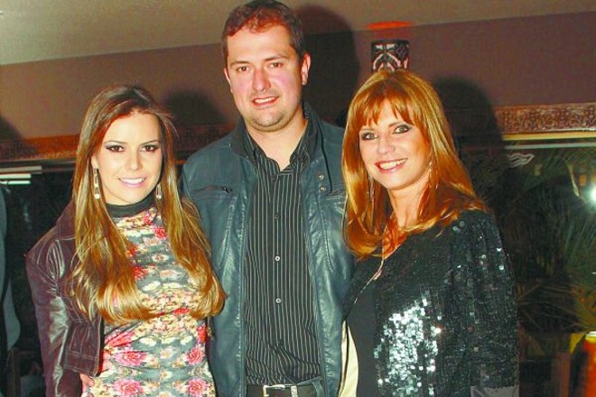 Empresários de grande sucesso na noite Curitiba, Giocondo Artigas Neto, Gustavo Ferroni Ferreira e Gustavo Todeschini Andrade inauguraram uma filial do badalado bar TAJ em Balneário Camboriu na última semana, em parceria com o empresário catarinense Cláudio Schurmann. Entre os convidados especiais da inauguração, Giocondo recebeu a noiva Rafaella Rocha e a mãe, a sempre bela Maria Ines Artigas |