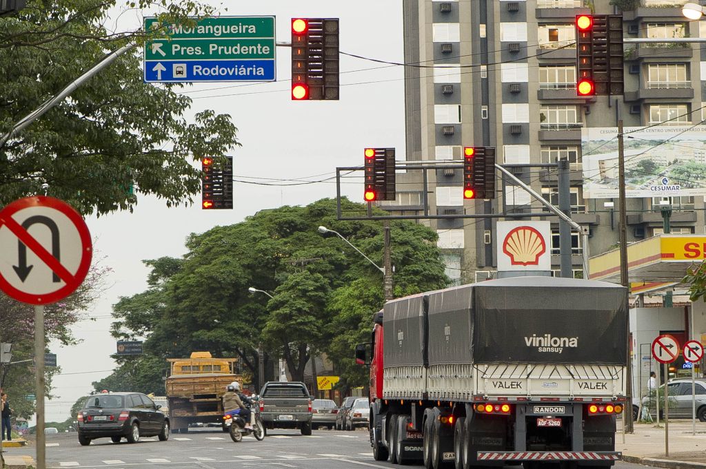 Um dos cruzamentos mais complexos e perigosos da cidade, a esquina da Avenida São Paulo com a Avenida Colombo foi uma das primeiras a ter o sistema implantado | Fabio Dias/Gazeta do Povo