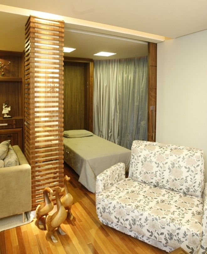 As portas camarão dão privacidade ao quarto, que surge com uma cama retrátil |