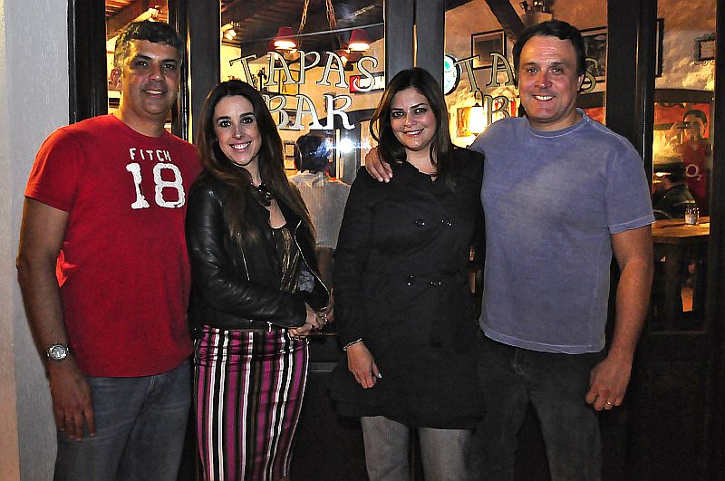 A conquista da Espanha ontem da Copa do Mundo trouxe sorte ao casal de empresários Elsie Gonzalez e Gustavo Haas (à dir.), que nesta semana abriu em soft open seu sétimo bar temático, o Gonzales & Garcia, em frente do Sesc da Esquina. A casa, que tem como sócios o casal Vanessa Garcia e Marcelo Santana (à esq.), foi batizada com o sobrenome das respectivas mulheres | Priscilla Fiedler