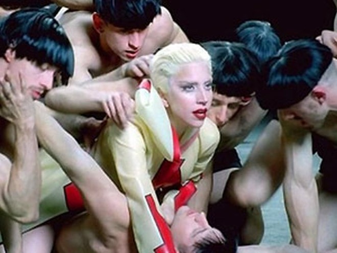Lady Gaga em trecho do videoclipe