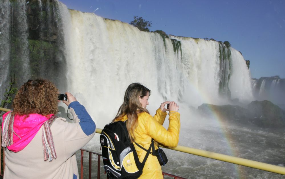 Turistas que visitaram as Cataratas na terça-feira, em Foz do Iguaçu, tiveram de se agasalhar para suportar o frio | Christian Rizzi / Gazeta do Povo