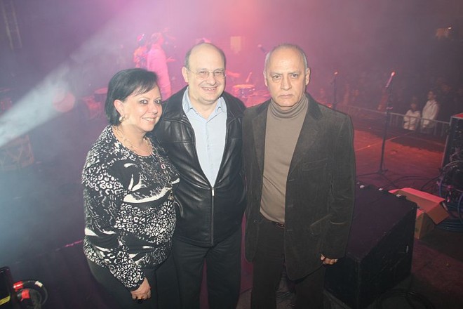 O reitor da UFPR, Zaki Akel Sobrinho (ao centro), e Deise Akel, com o prefeito de Antonina, Carlos Augusto Machado, o Canduca, na festa de abertura do 20º Festival de Inverno da cidade, realizada na noite de sábado. A atração foi a cirandeira Lia de Itamaracá, que botou o público para dançar e cantar por duas horas seguidas, mesmo debaixo de chuva |