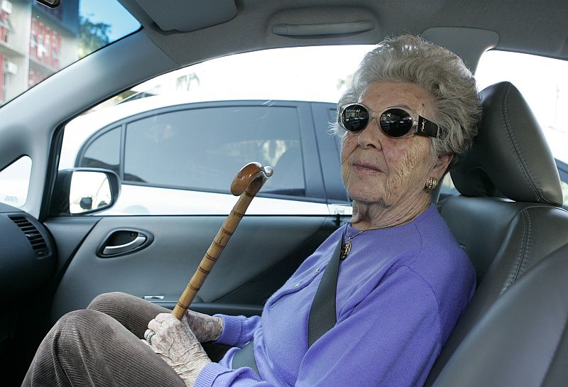 Com dificuldades de locomoção, Adelina teve problemas para ir fazer o recadastramento. Paraná Previdência informa que o pedido de visita de um assistente social suspende eventual bloqueio no pagamento | Hedeson Alves/ Gazeta do Povo