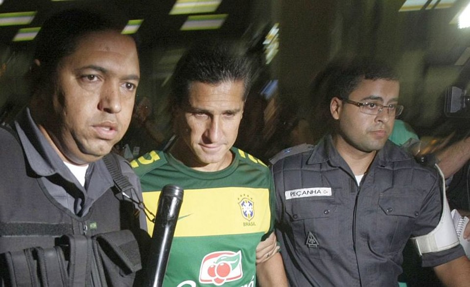 Jorginho, apesar de escoltado, atendeu aos jornalistas na chegada ao Brasil | Bruno Domingos / Reuters