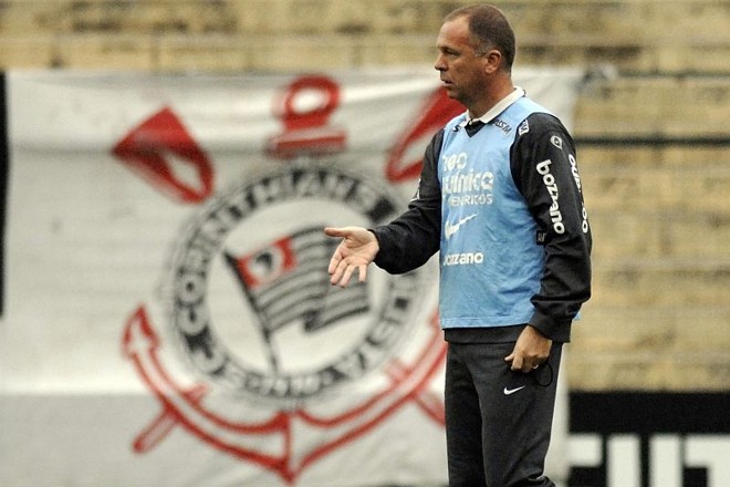 Mano Menezes fala hoje, por volta das 11 horas, sobre o convite da CBF. Convoca a seleção já na segunda-feira | 