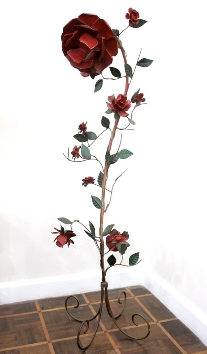 Enfeite/abajur feito com folhas de flandres (zinco), de Minas Gerais. R$ 350 na Empório Brasil |