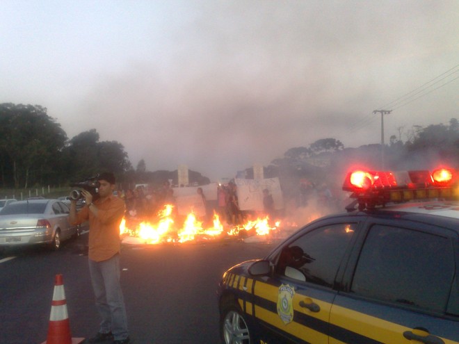 Via ficou interditada por quase duas horas |