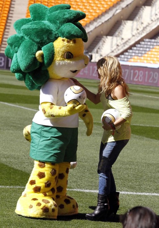 Shakira e Zakumi brincam no gramado do Soccer City |