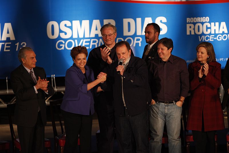 Dilma Rousseff, ao lado de Michel Temer (PMDB), Pessuti (PMDB), Osmar (PDT), Rodrigo Rocha Loures (vice de Osmar, PMDB) e Gleisi Hoffmann (PT). | Jonathan Campos/Gazeta do Povo