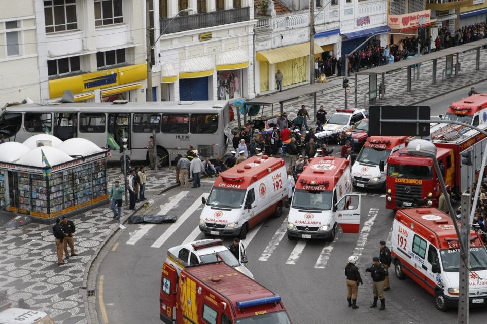 No dia 10 de junho, ônibus da linha ColomboCIC perdeu o controle na Praça Tiradentes, furou o sinal vermelho e só parou na fachada das Lojas Pernambucanas: Instituto de Criminalística pediu mais 60 dias para concluir o laudo pericial sobre as causas do acidente | Aniele Nascimento / Gazeta do Povo