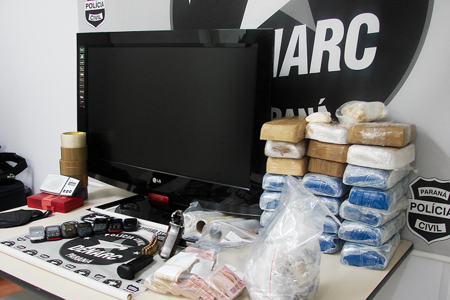 Policiais apreenderam mais de 20 quilos de drogas e R$ 11 mil reais em dinheiro em Pato Branco, no sudoeste do estado | Denarc Pato Branco/SESP / Divulgação