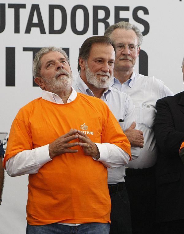 Lula, com Osmar e Pessuti, ao fundo: presidente participou das negociações para que o governador desistisse da reeleição em favor do senador | Rodolfo Bührer/arquivo/ Gazeta do Povo