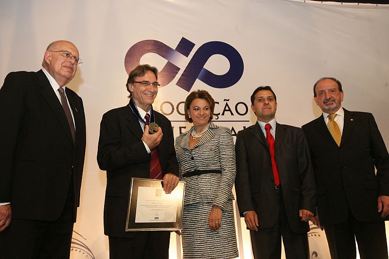 O ator Herson Capri mostra a Comenda Barão do Serro Azul que recebeu da Associação Comercial do Paraná na noite de quinta-feira, no Castelo do Batel, na comemoração dos 120 anos da entidade. A homenagem foi pela interpretação do empresário Ildefonso Pereira Correia, o Barão do Serro Azul, no filme O Preço da Paz. Com ele na foto, a presidente da ACP, Avani Slomp Rodrigues, e os ex-presidentes Jonel Chede (à esq.), Virgílio Moreira e Ardisson Akel | Felipe Rosa