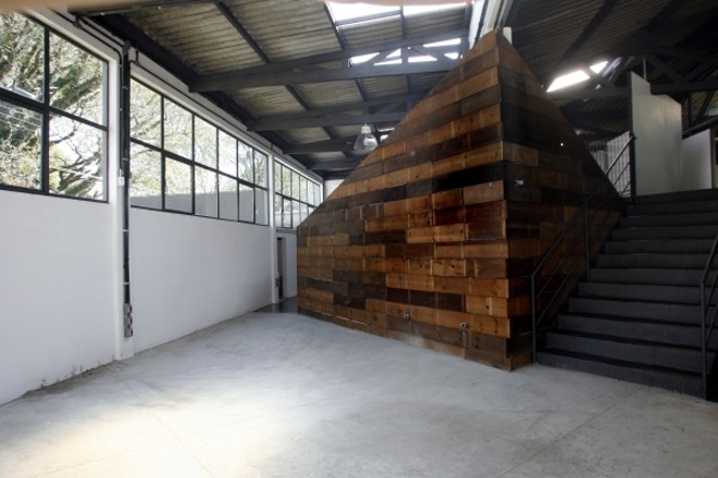 Paredão de madeira inutilizada compõe o espaço da We Shape Connecting Design.Paredão de madeira inutilizada compõe o espaço da We Shape Connecting Design |
