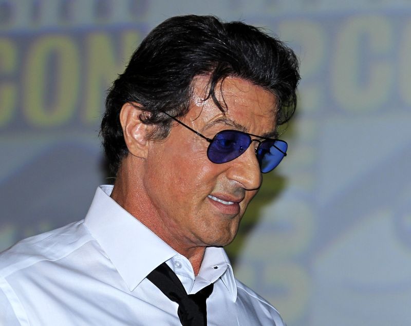 Diretor Sylvester Stallone deixa o Comic-Con após falar com a imprensa sobre o filme Os mercenários, em São Diego, na Califórnia | Mike Blake / Reuters