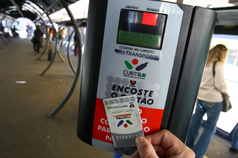 Leitor do cartão-transporte em Curitiba: Urbs arrecada cerca de R$ 900 mil por ano com tarifa que é considerada irregular pelos órgãos de defesa do consumidor | Rodolfo Bührer/Arquivo/ Gazeta do Povo