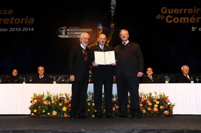 O empresário Mario Fernando Glaser foi um dos homenageados com a Comenda Ordem do Mérito do Comércio do Paraná concedida pela Federação do Comércio do Paraná no último dia 16. O presidente da entidade, Darci Piana (à esq.), e o governador Orlando Pessuti fizeram a entrega da Comenda a Mario, proprietário da Casa Glaser, fundada em 1887 | 