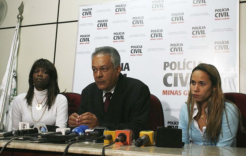 Com as saídas de Ana Maria e Alessandra, o controle sobre as investigações passou para o delegado Édson Moreira (no centro) | Felipe ONeill / O Dia