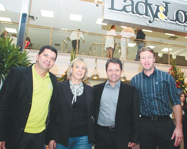 O empresário Kyrlei Boff (com camisa cinza) foi o anfitrião do badalado coquetel de inauguração da oitava loja da rede de salões Lady&Lord Cabeleireiros e Estética, na noite de quinta-feira, no Maringá Park Shopping Center. Prestigiaram o evento o empresário e empreendedor do shopping, Carlos Amastha (à esq.), Sofia Avny e Jean Pierre Hass (à dir.), administradora e superintendente do shopping, respectivamente | Jader da Rocha