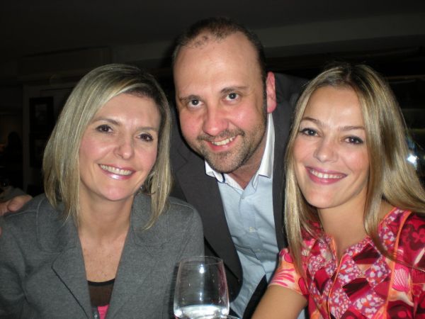 Marcius Banana Madalosso com as arquitetas Doriane Wagner (à esq.) e Claudia Pereira no jantar de degustação do recém-inaugurado restaurante C La Vie Brasserie. O projeto da casa, que tem cardápio assinado pelo chef Erick Jacquin, é do escritório de Claudia |